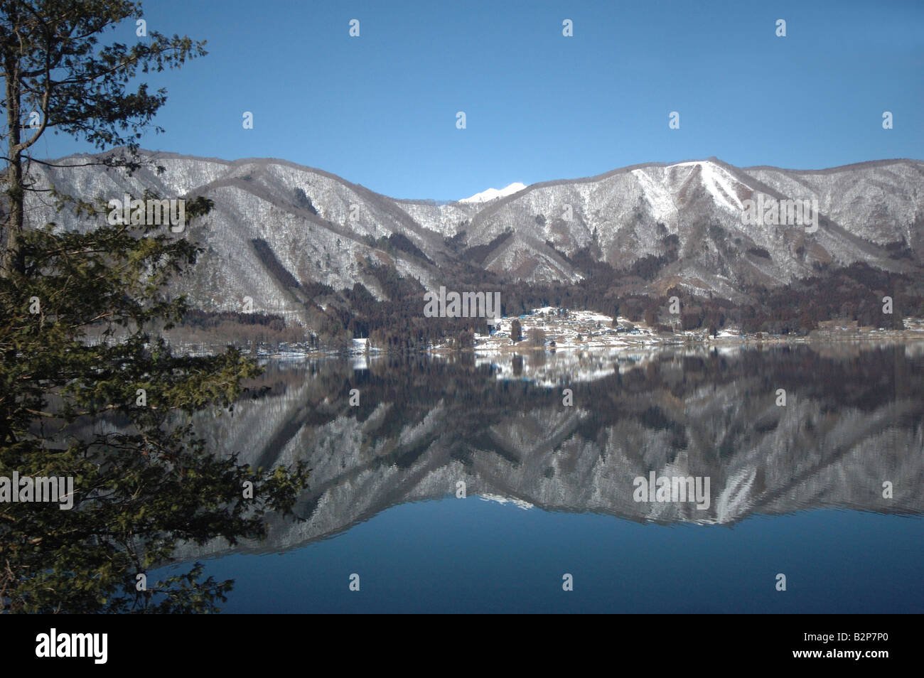 Beautiful mountain lake reflection hi-res stock photography and images ...