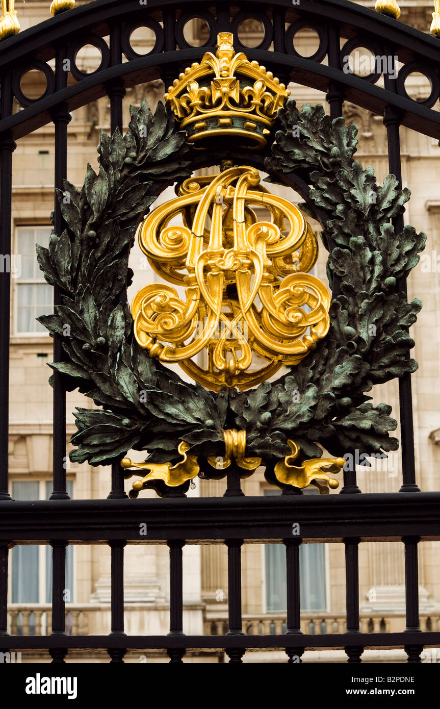 royal insignia at the gates of buckingham palace, london Stock Photo