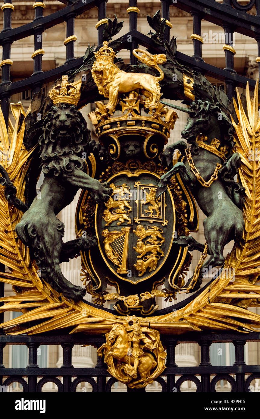 royal insignia at the gates of Buckingham palace, London Stock Photo