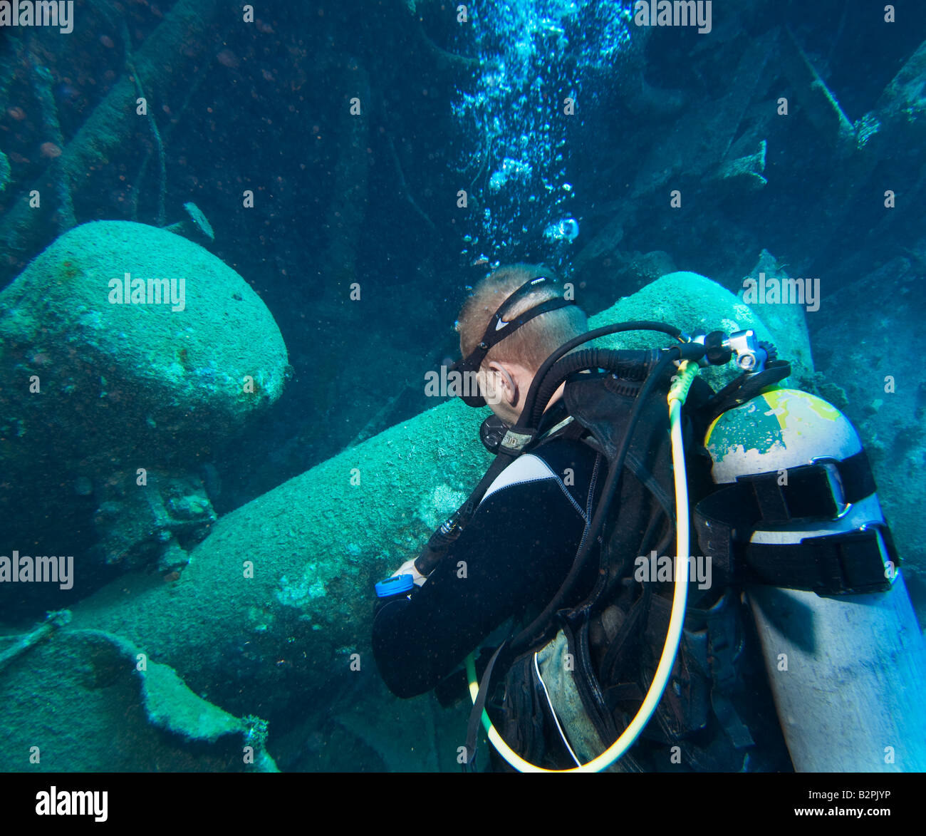 ABU GHUSUN diving in wreck wrack crock wreckage DIVER WRECKDIVER WRECKDIVE man he 1 single looks looking into hull under water Stock Photo