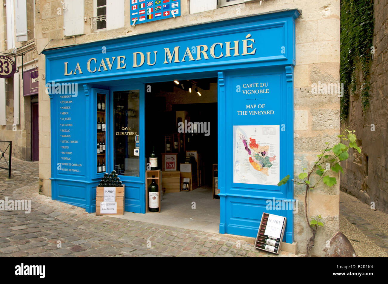 Exterior of a wine shop in Saint-Emilion, Gironde, Bordeaux, France Stock Photo