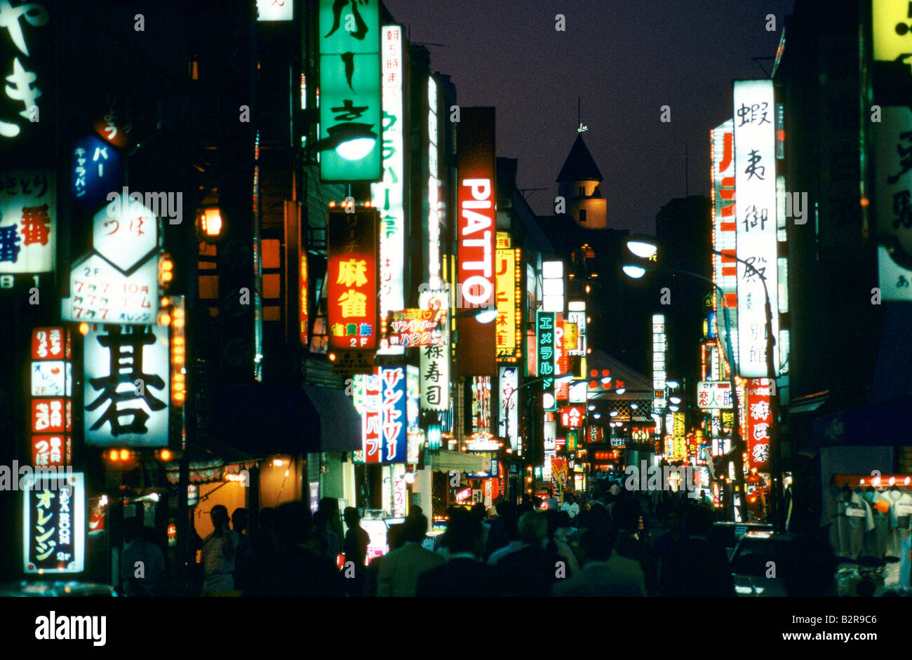 tokyo japan busy streets and neon advertising at night in the kabuki cho district of tokyo 1987 Stock Photo