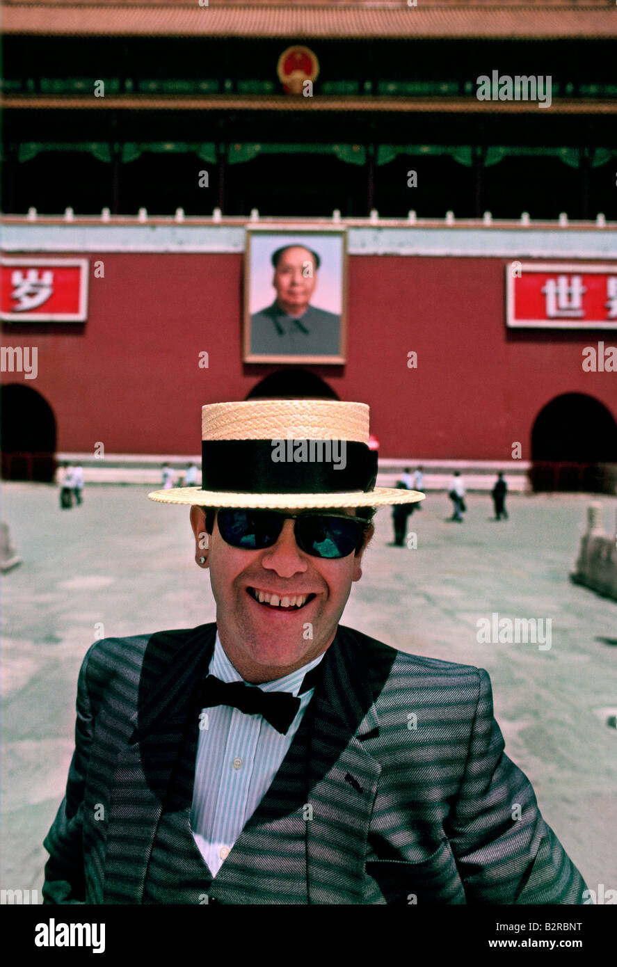 ELTON JOHN IN CHINA 1983 Stock Photo