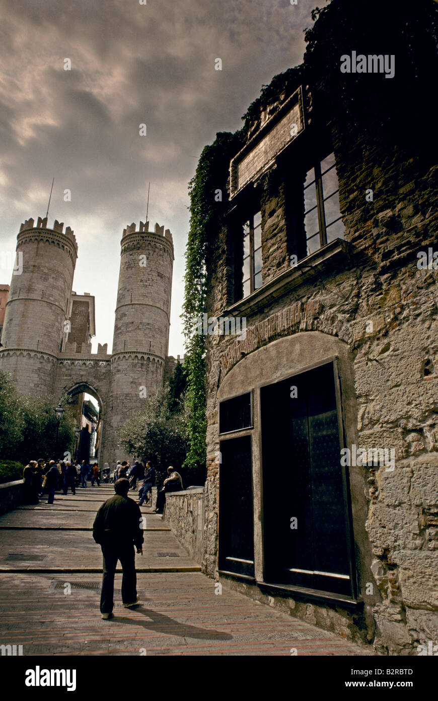 COLUMBUS S GENOA 1992 PORTA SOPRANA GENOA PEOPLE WALKING PASS A TYPICAL RESIDENCE REBUILT IN THE 17TH CENTURY Stock Photo