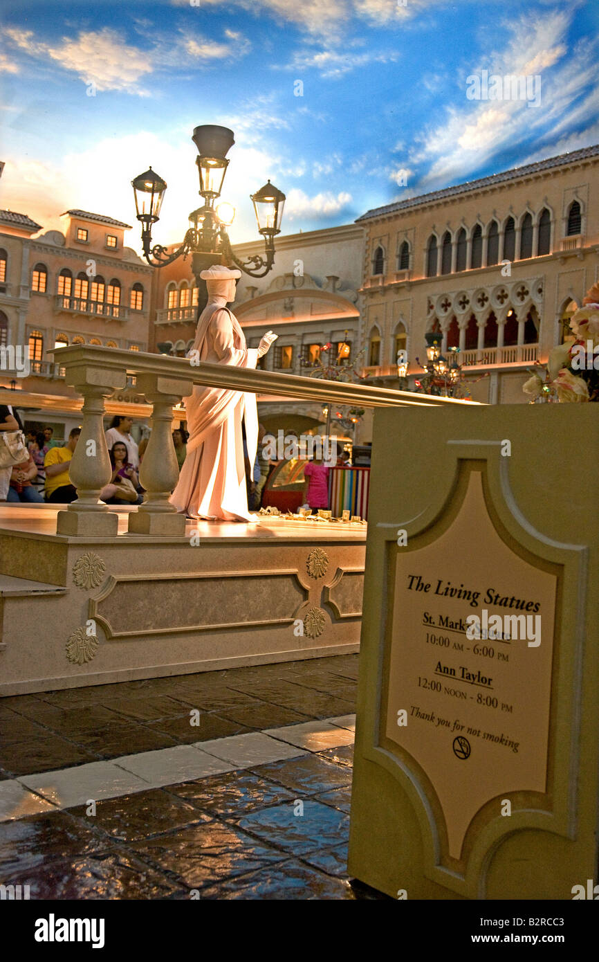 Statue female vegas hi-res stock photography and images - Alamy