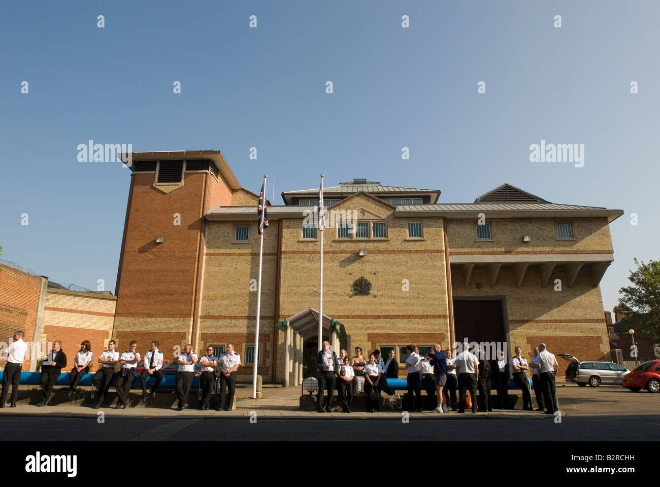 Prison officers on strike outside Bedford prison Stock Photo