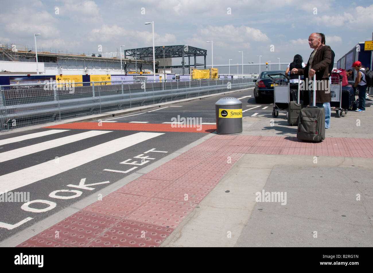 Heathrow airport terminal 3 smoking area at edge of crossing Stock Photo -  Alamy