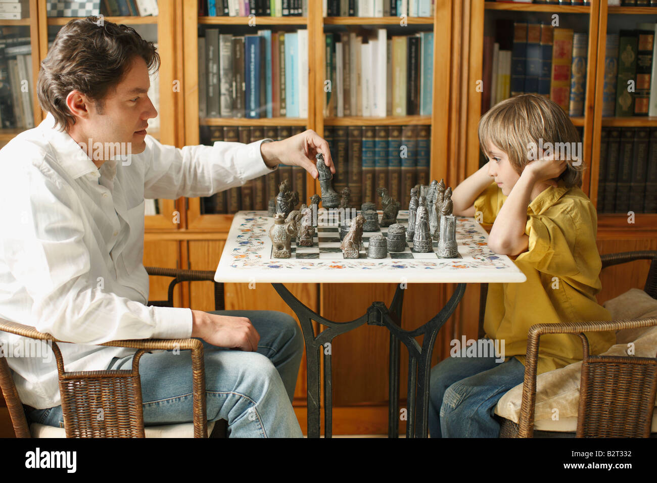 Папа играет в шахматы. Папа с шахматами. Игра в шахматы родители. Дети с родителями играют в шахматы. Родители играют в шахматы с детьми.