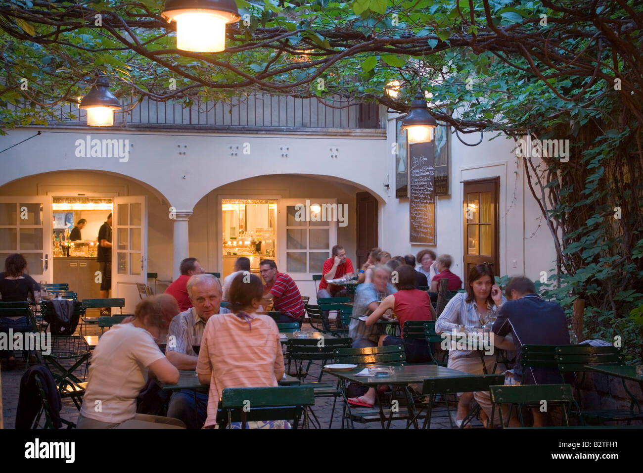 People sitting in the garden of Amerlingbeisl, Spittelberg, Vienna, Austria Stock Photo