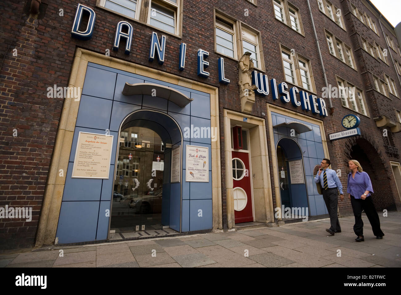 Daniel Wischer Restaurant, Couple passing the Daniel Wischer Restaurant,  the oldest fish restaurant of Hamburg, Hamburg, Germany Stock Photo - Alamy