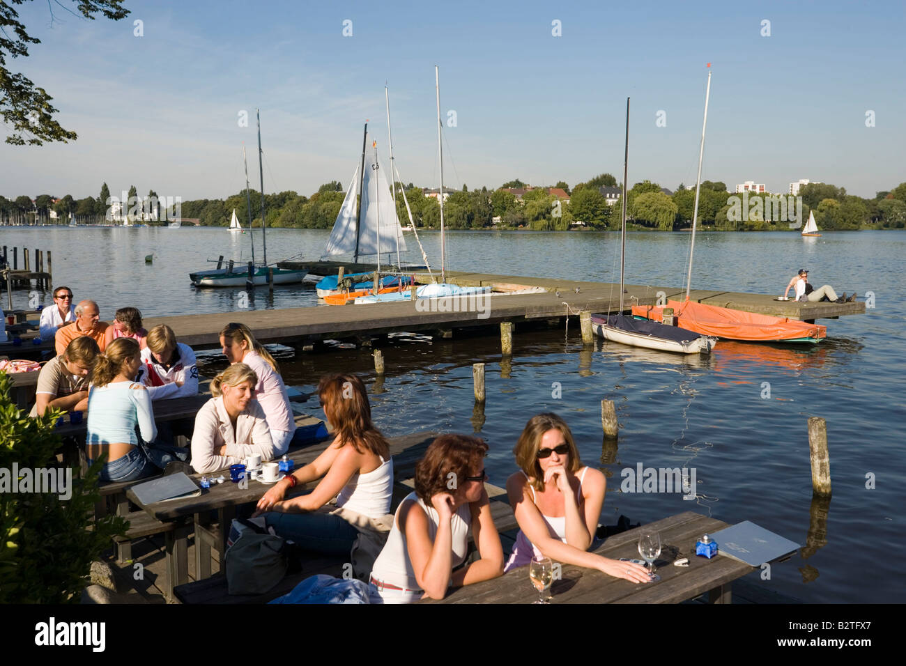 People sitting at Alster Cliff, People sitting in open-air area of Alster  Cliff at lake Alster, Hamburg, Germany Stock Photo - Alamy