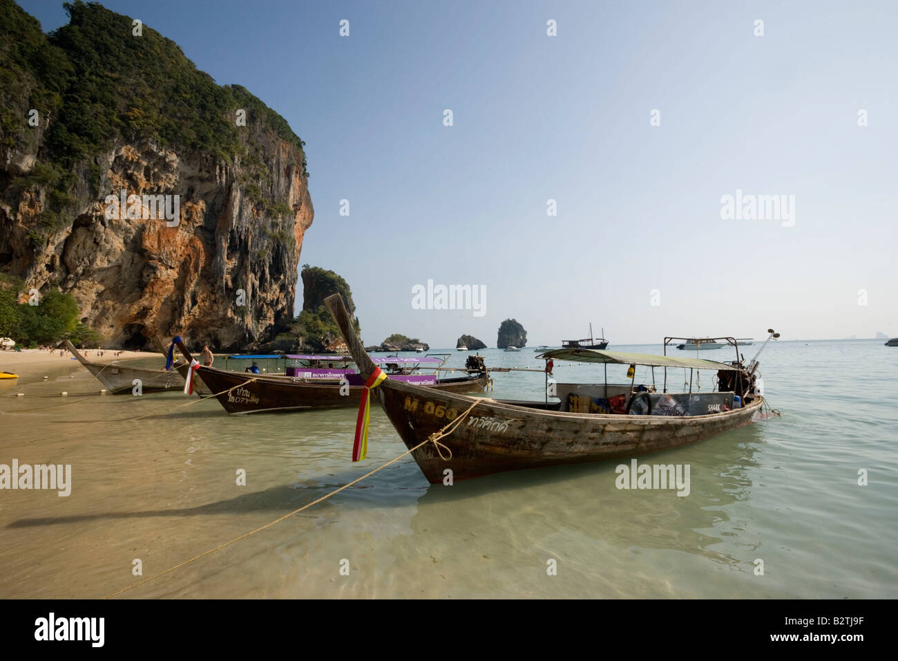 Tourists sitting in an anchored boat, Phra Nang Beach, Laem Phra Nang, Railay, Krabi, Thailand, after the tsunami Stock Photo