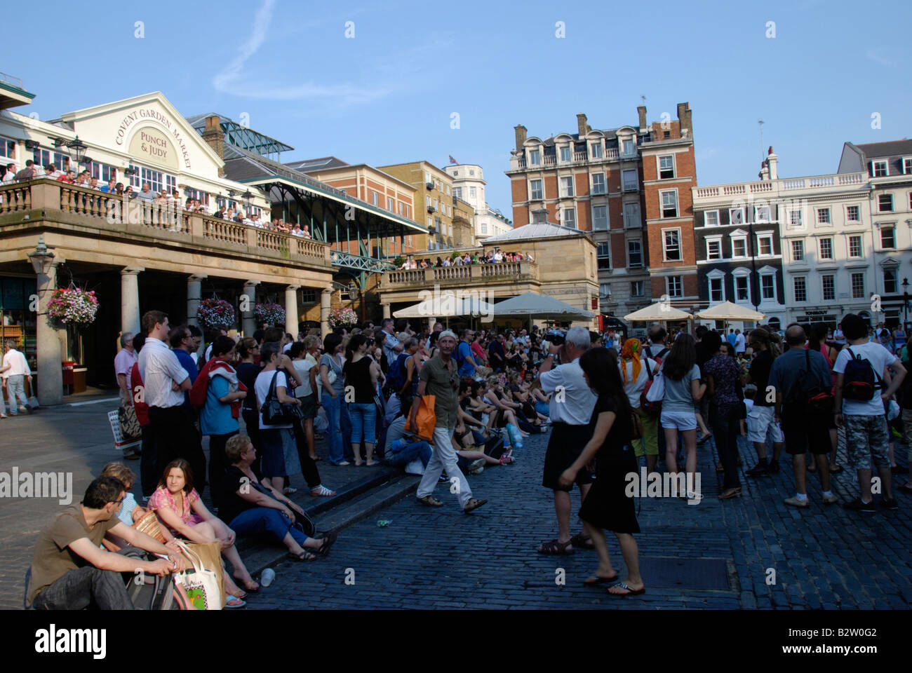 visitors-in-covent-garden-piazza-on-summer-evening-london-england-stock
