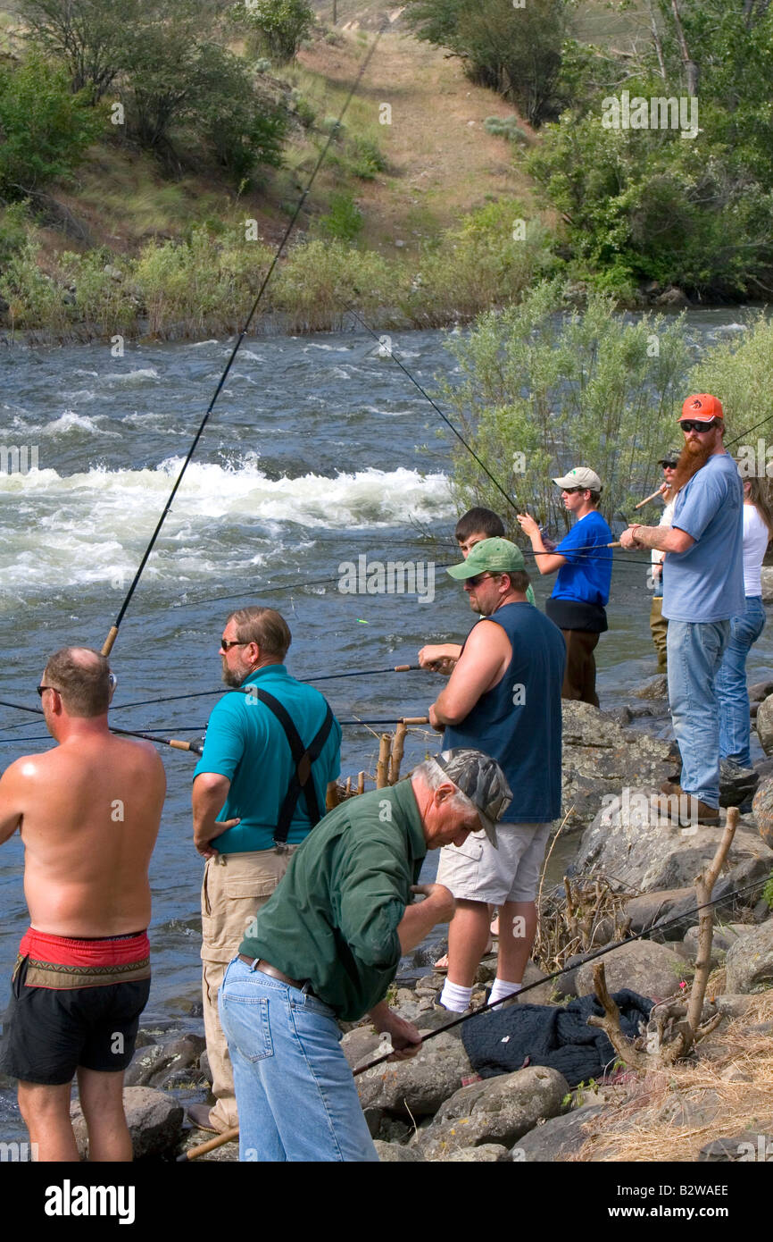 Chinook Salmon fishing on the banks of the Little Salmon River near Stock Photo: 18996726 - Alamy