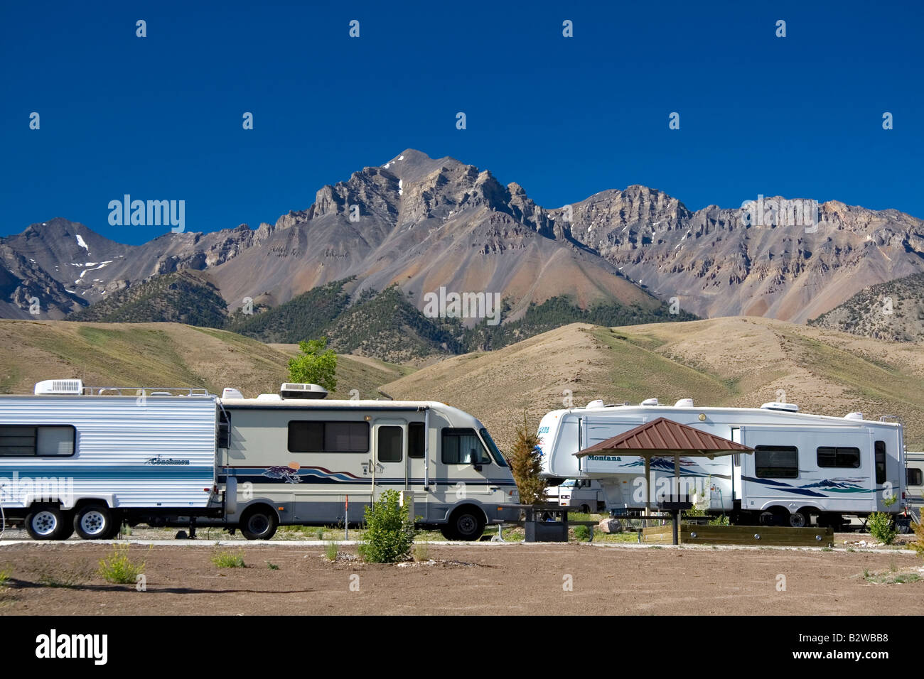 RV camping at Joe T Fallini BLM campground at Macay Reservoir below the Lost River Range in central Idaho at Mackay Reservoir Stock Photo