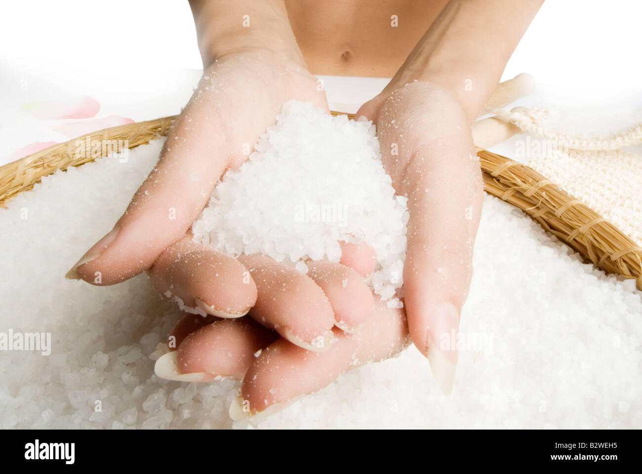 Снежка лечением. Растирание морской солью. Солевые ванны. Соль в руках. Соль для ванны в руке.
