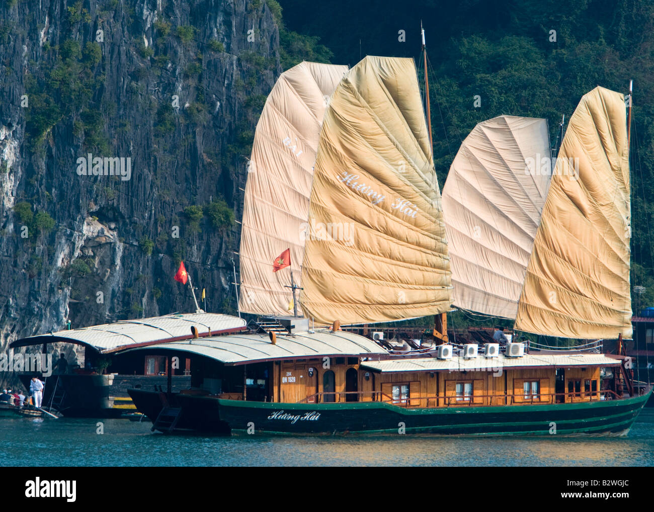 Tourist boat cruising up hi-res stock photography and images - Alamy