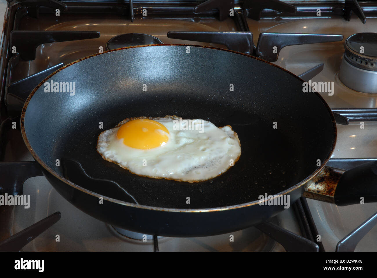 Fried egg in an old frying pan Stock Photo - Alamy
