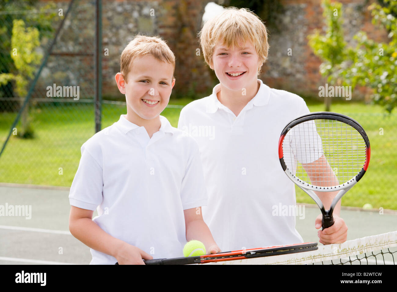 Tomboy childhood friend and the idiot. Теннис с друзьями. Картинка 2 мальчиков играющих в теннис. 2 Человека играют в теннис. Happy friends Play Tennis.