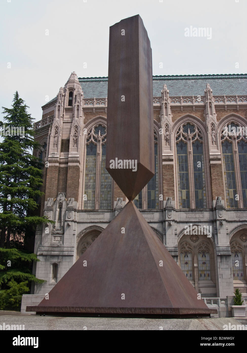 Barnett Newman (1905-1970), Broken Obelisk, gift of the Virginia Wright fund, 2001, Red Square, University of Washington Seattle campus Stock Photo