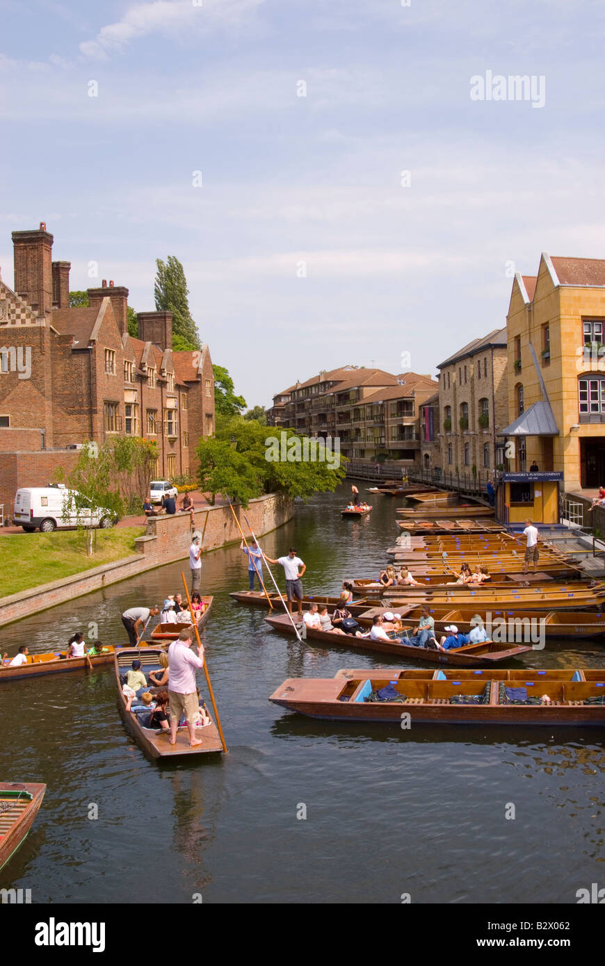 Tourists punting on the river Cam in Cambridge,Uk Stock Photo