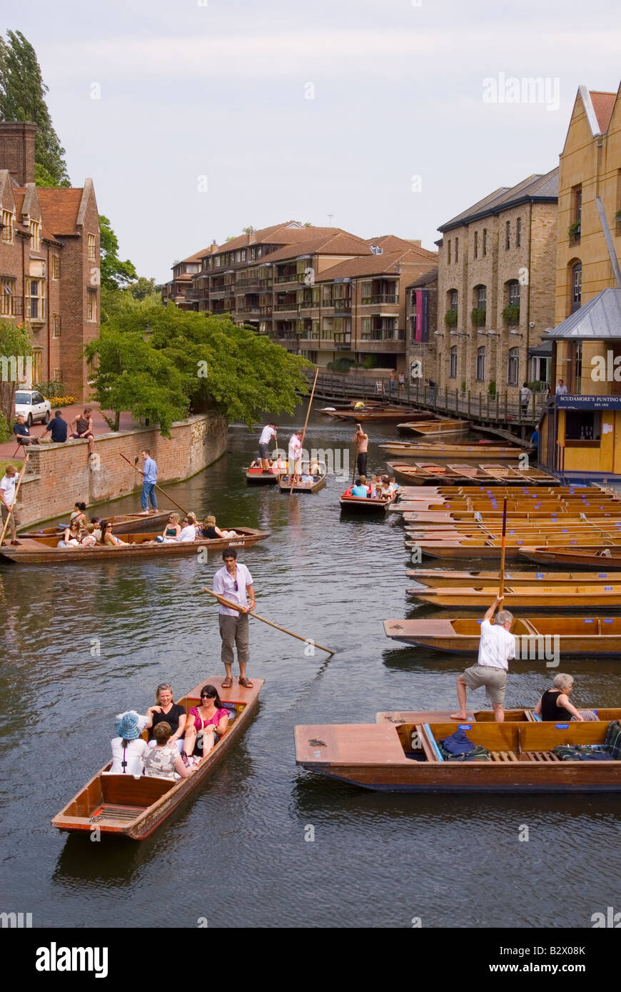 Tourists punting on the river Cam in Cambridge,Uk Stock Photo