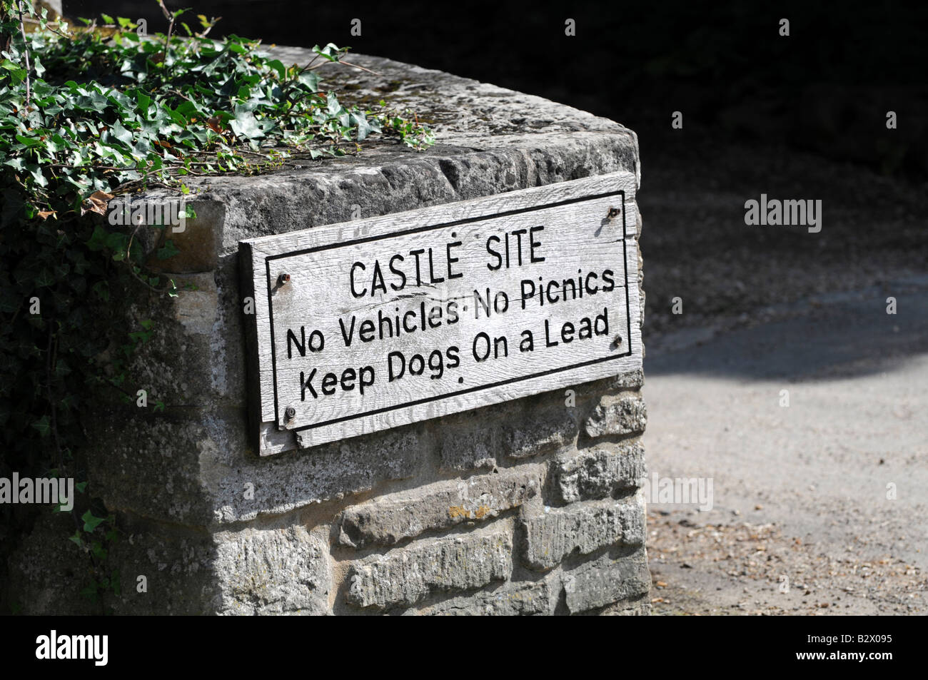 Sign to Fotheringhay Castle, saying no vehicles, no picnics and keep dogs on lead. Stock Photo