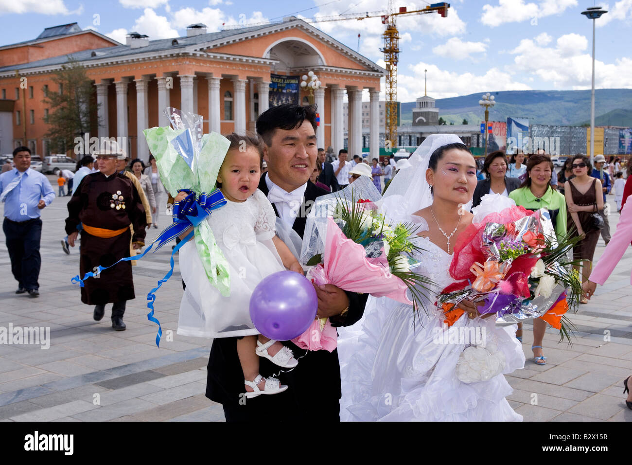 https://c8.alamy.com/comp/B2X15R/a-newly-married-couple-sukhbaatar-square-in-the-centre-of-ulaanbaatar-B2X15R.jpg