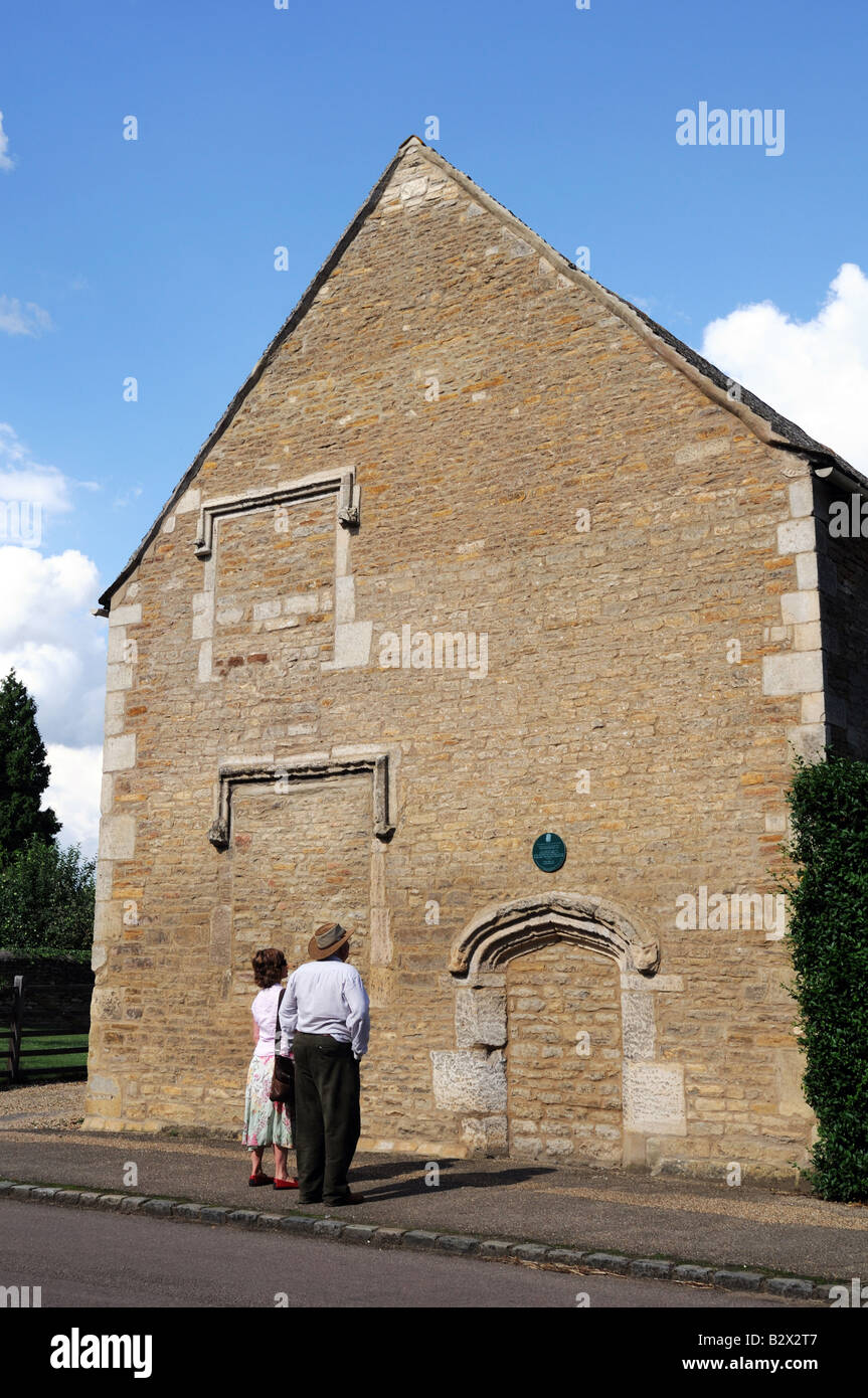 Couple looking at blue plaque commemorating birth of Richard III on a house with bricked up windows to avoid paying Window Tax. Stock Photo