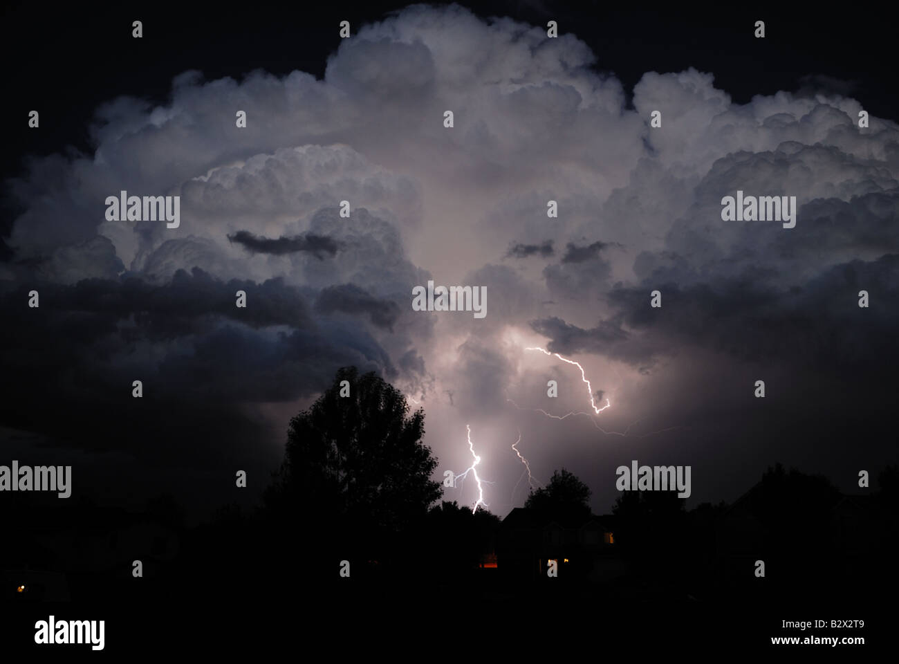 Ground to cloud lightning hi-res stock photography and images - Alamy