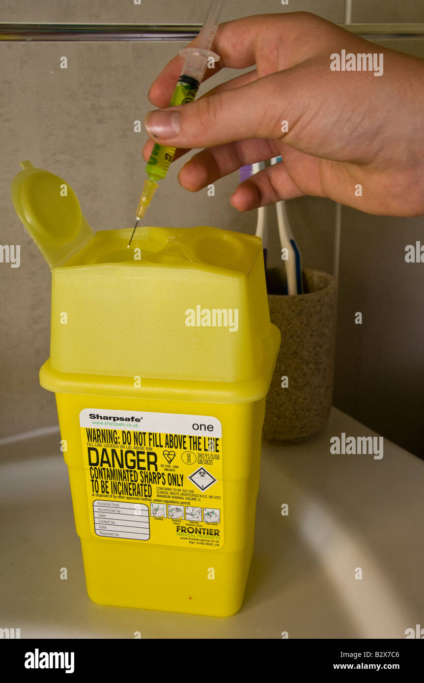 Safe needle disposal hires stock photography and images Alamy