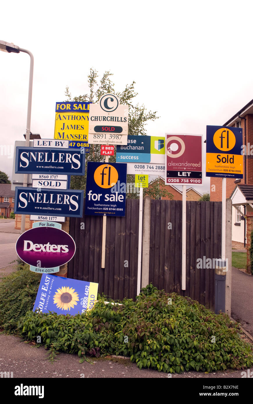 Uk estate agent boards for sale hires stock photography and images Alamy
