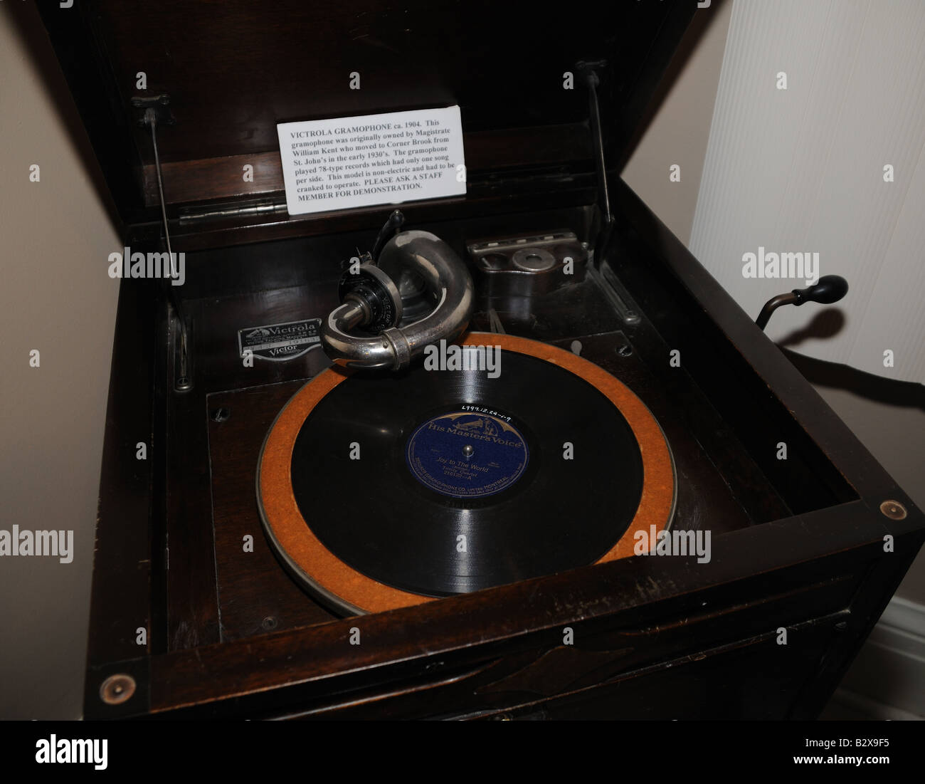 A hand-cranked Victrola gramophone from 1930 played 78 rpm records with one song per side. Stock Photo