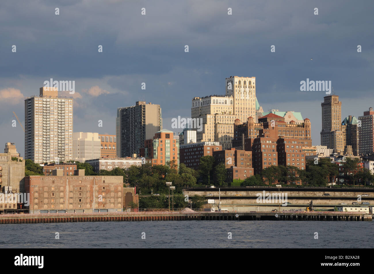 New york skyline from across the east river hi-res stock photography ...