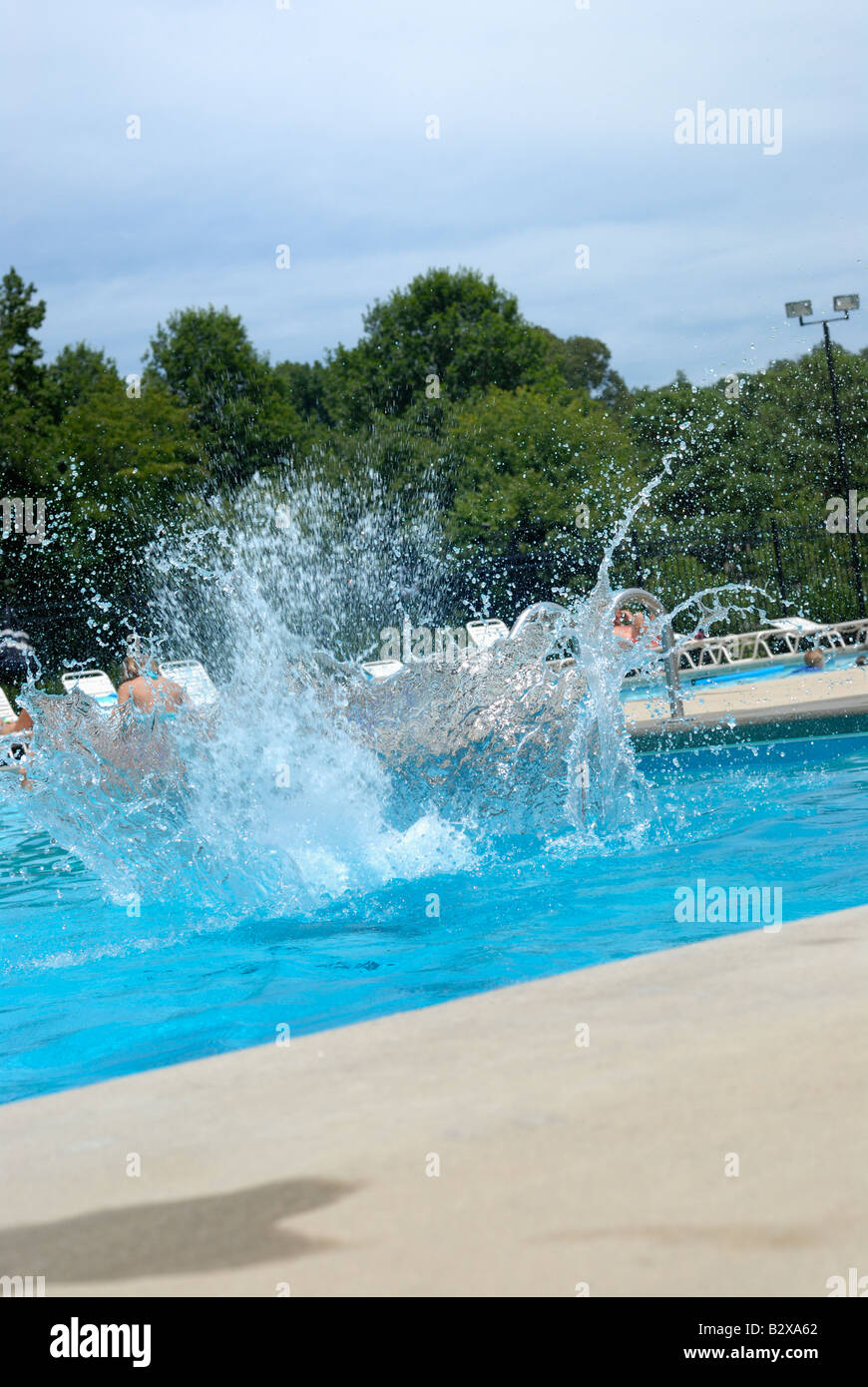 Splash in a swimming pool hi-res stock photography and images - Alamy