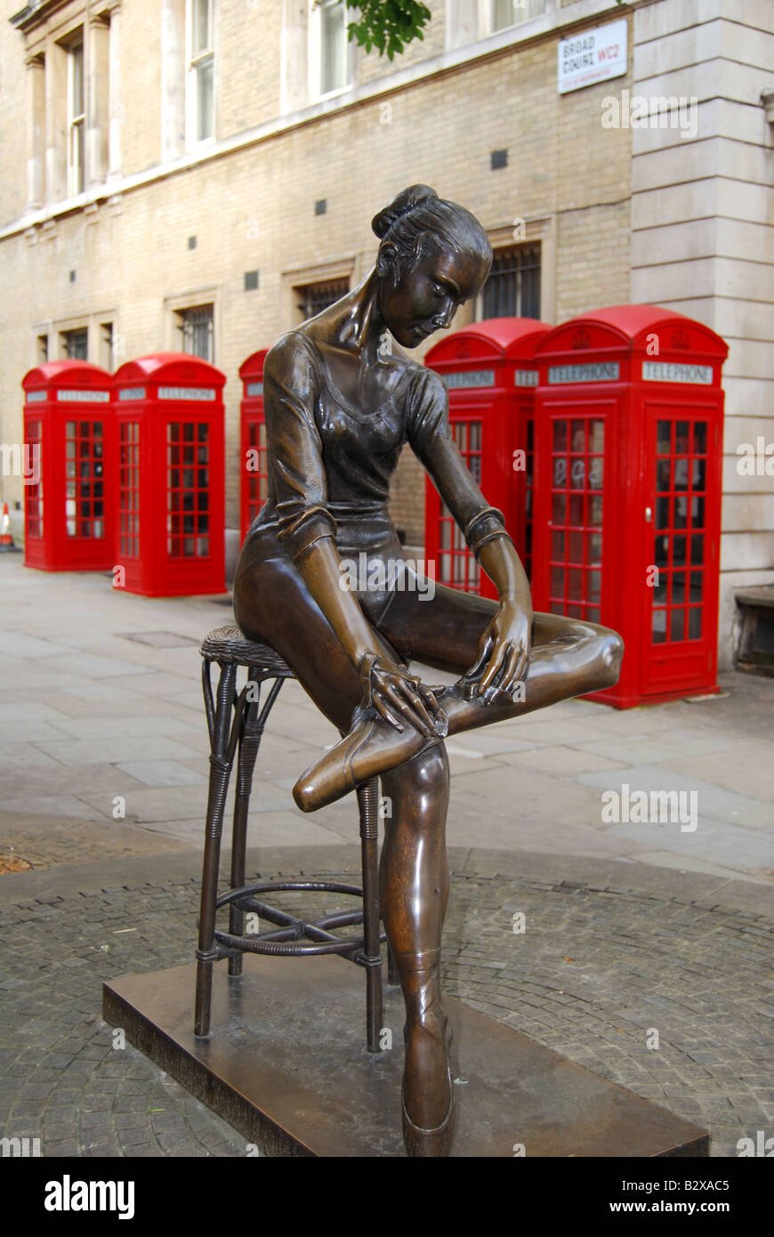 Dancer sculpture hi-res stock photography and images - Alamy