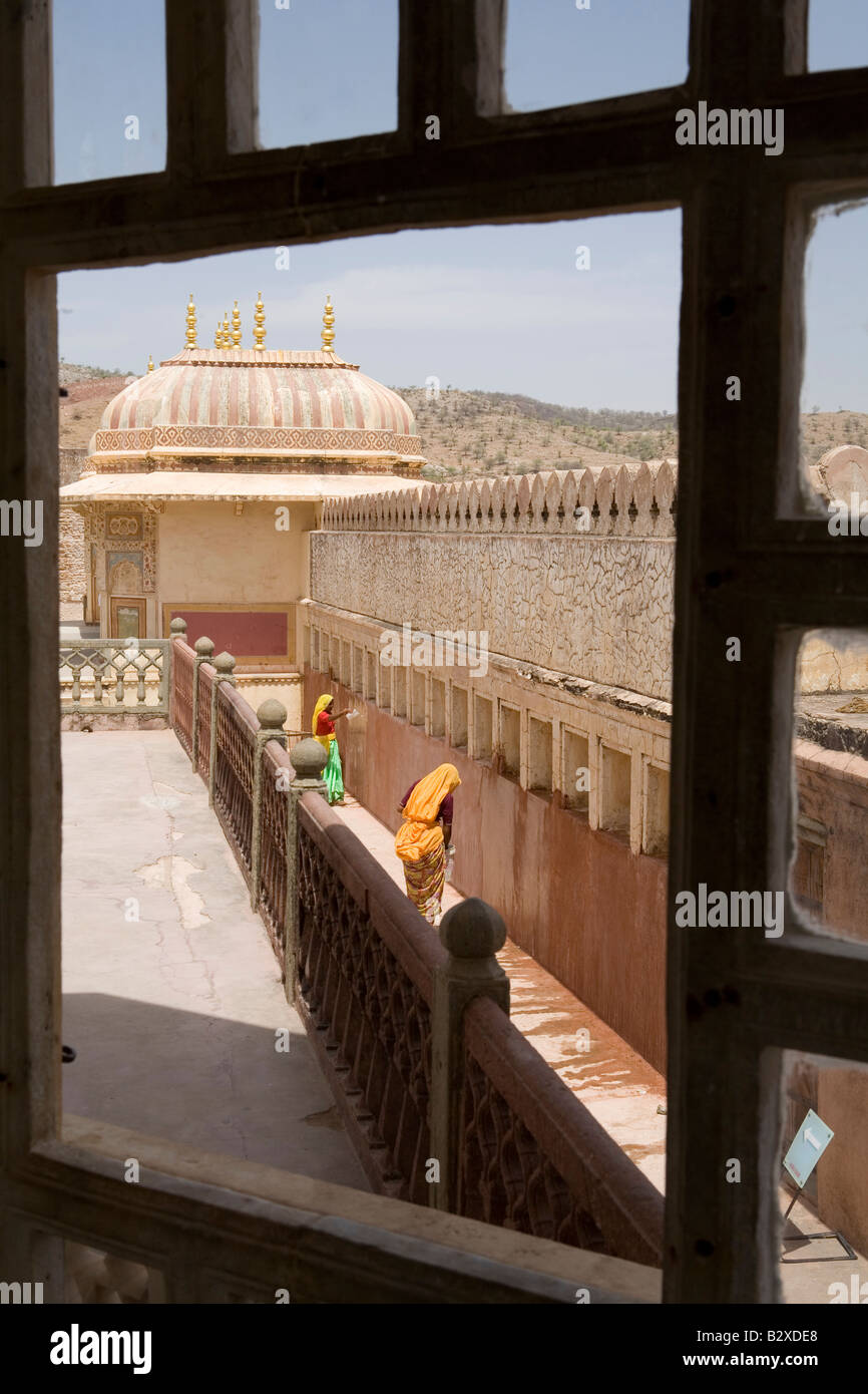 Female workers carry out maintenance and repairs at the Red Fort, Jaipur, Rajasthan, India. Stock Photo