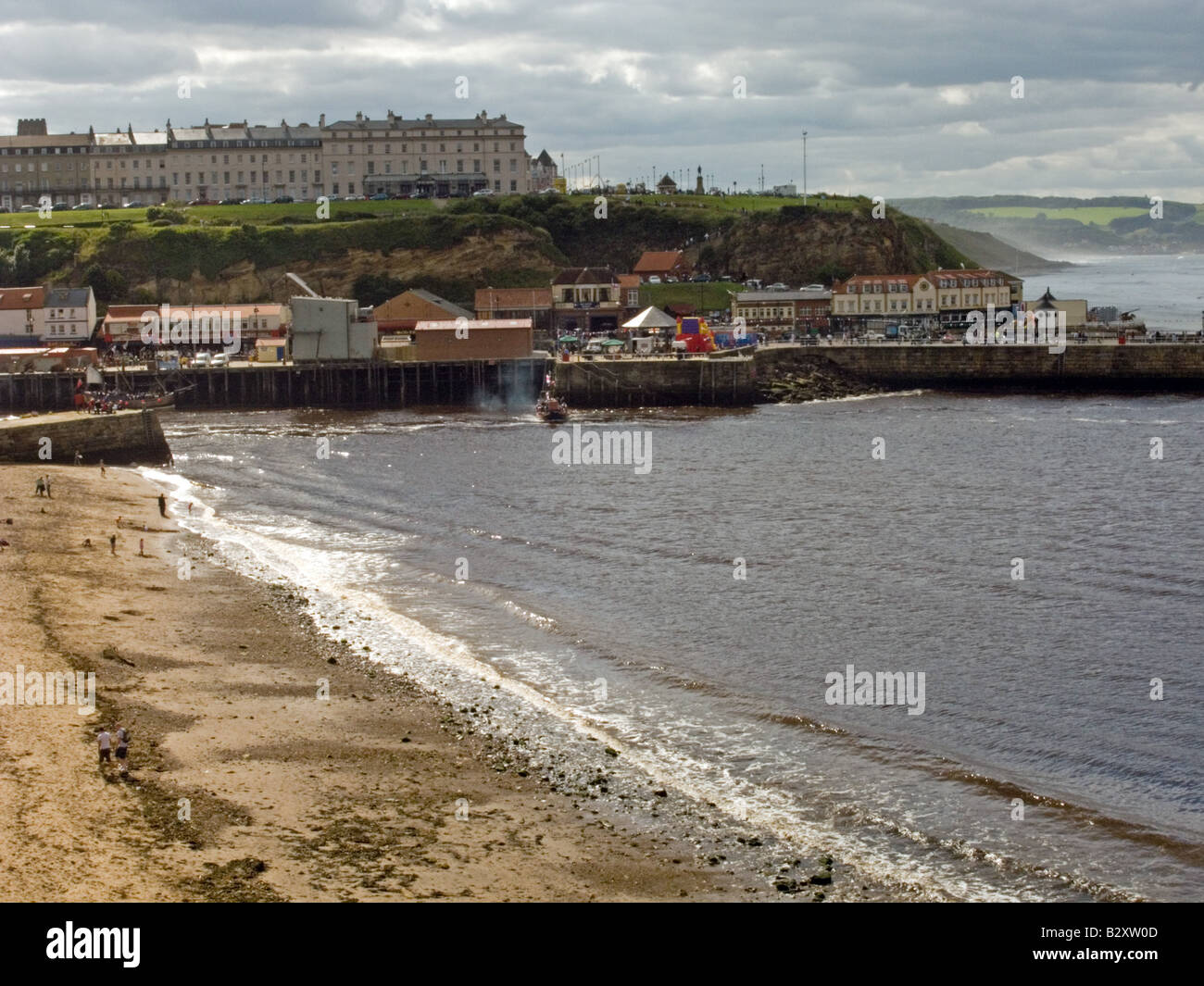 Tate Hill Sands and West Pier, Whitby Stock Photo Alamy