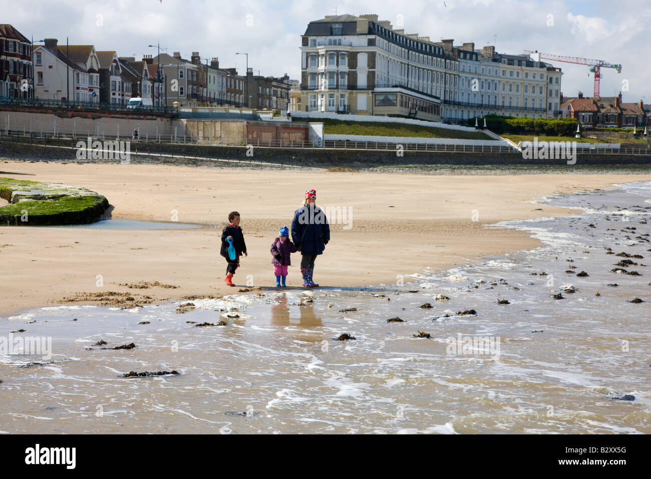 British beach family hi-res stock photography and images - Alamy
