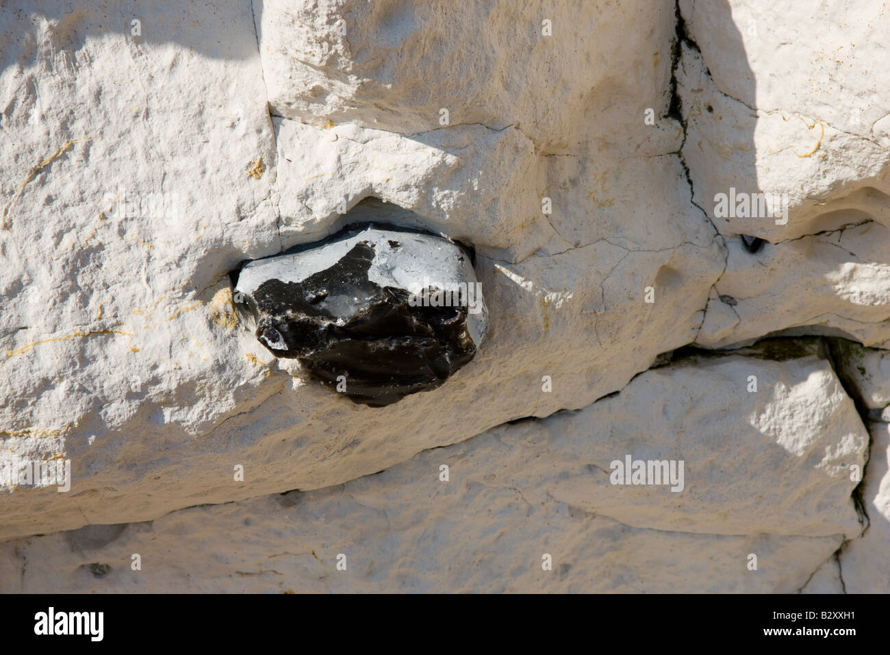 Flints embedded in white chalk cliffs at Joss Bay in Kent Stock Photo