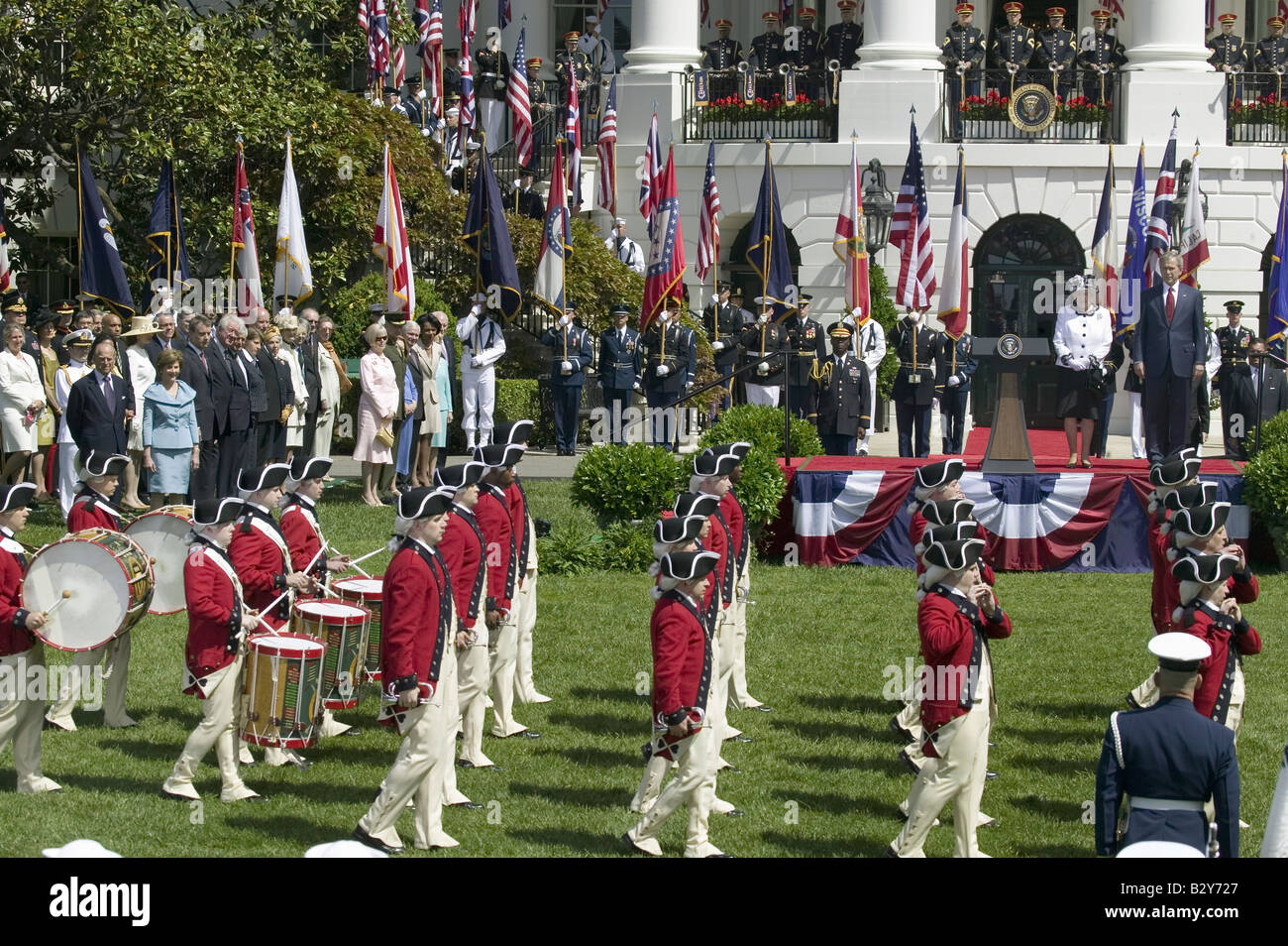 President George W. Bush and Queen Elizabeth II reviewing the U.S. Army Old Guard Fife and Drum Corps Stock Photo