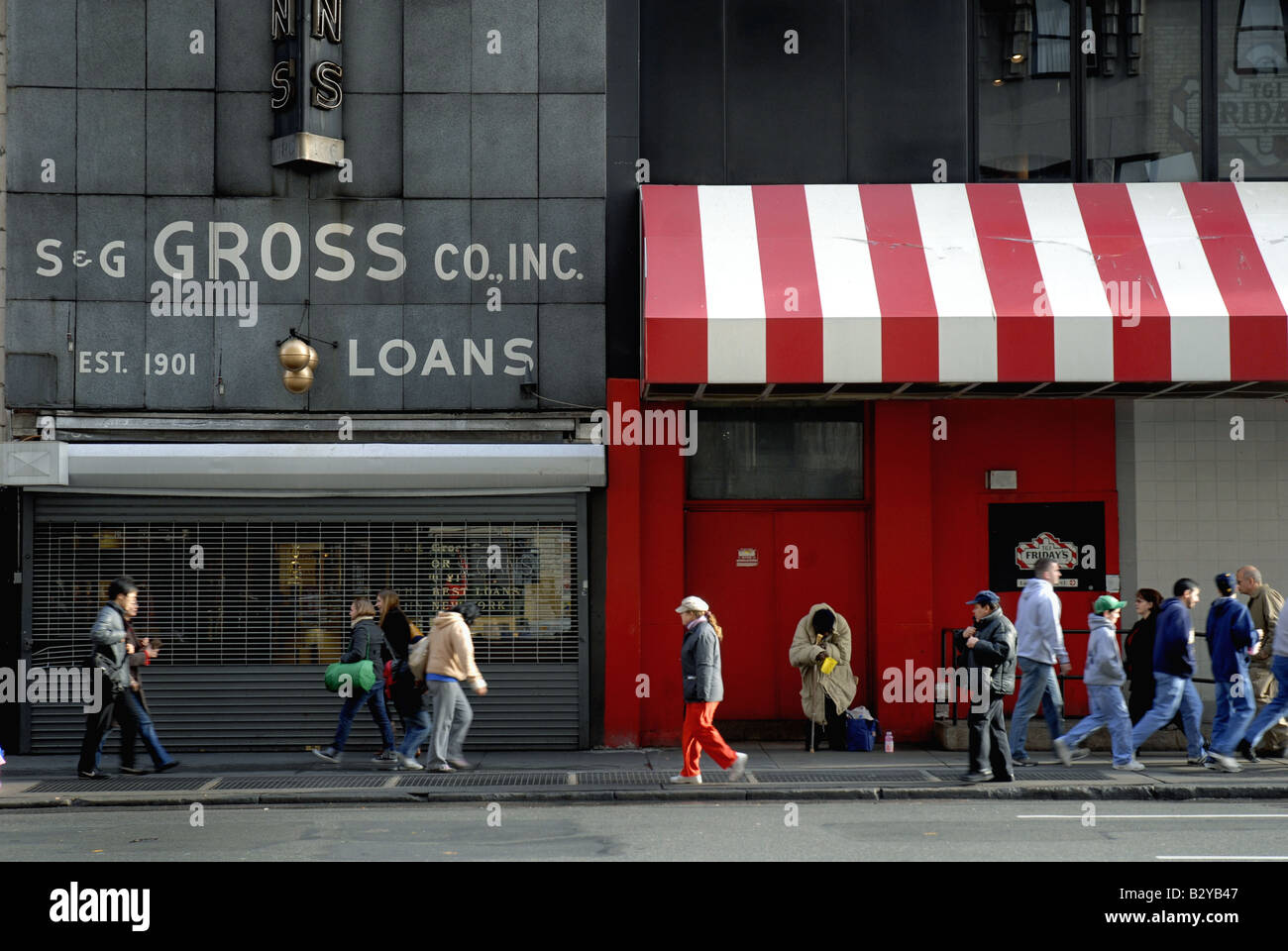 New york city people walking hi-res stock photography and images - Alamy