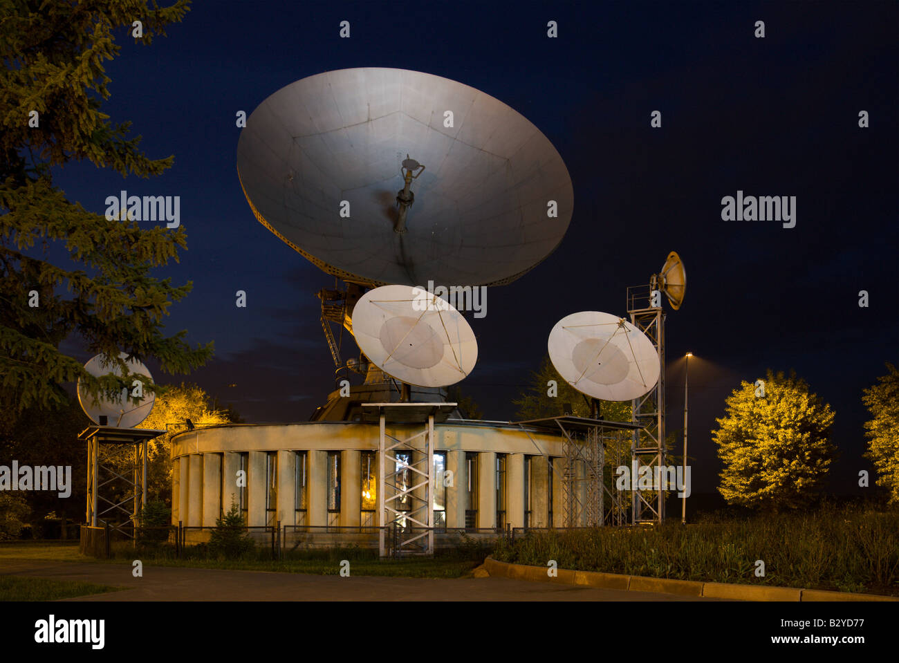 Satellite dish radar antenna hi-res stock photography and images - Alamy