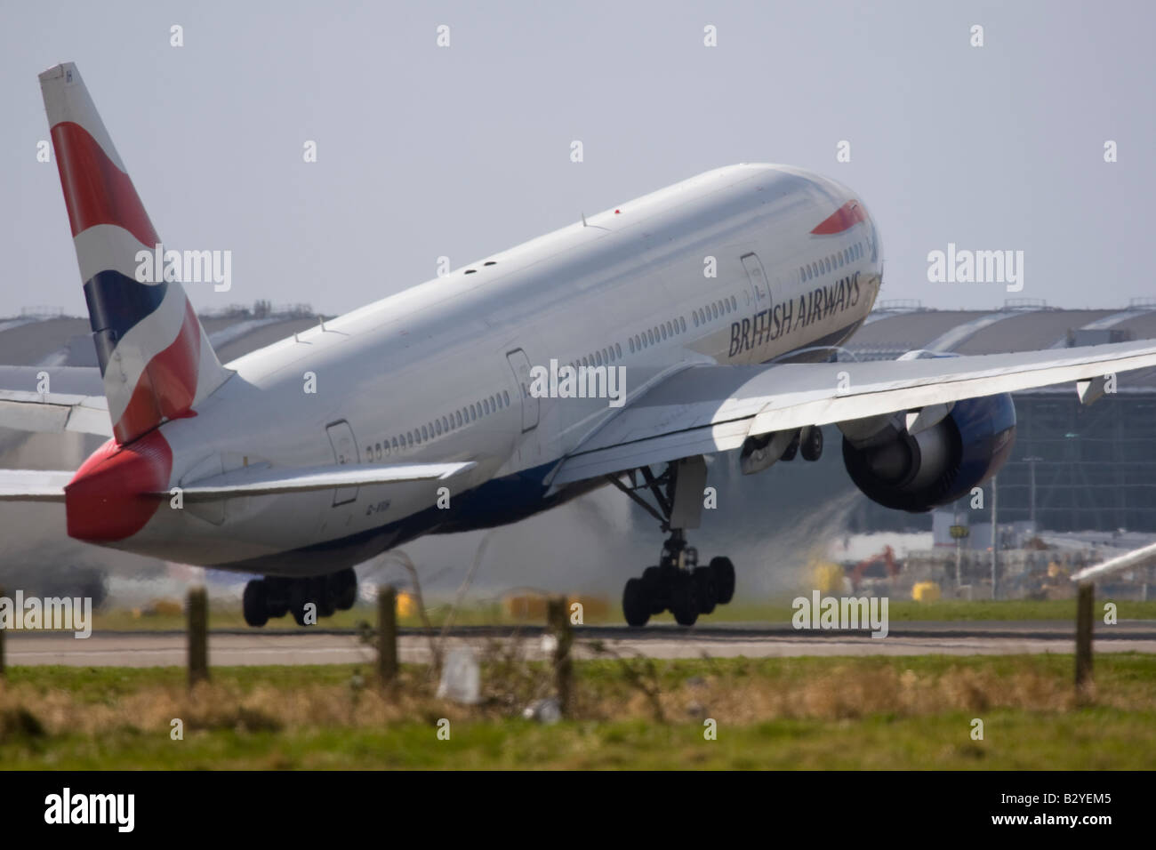 British Airways Boeing 777-236/ER taking off at London Heathrow Airport ...