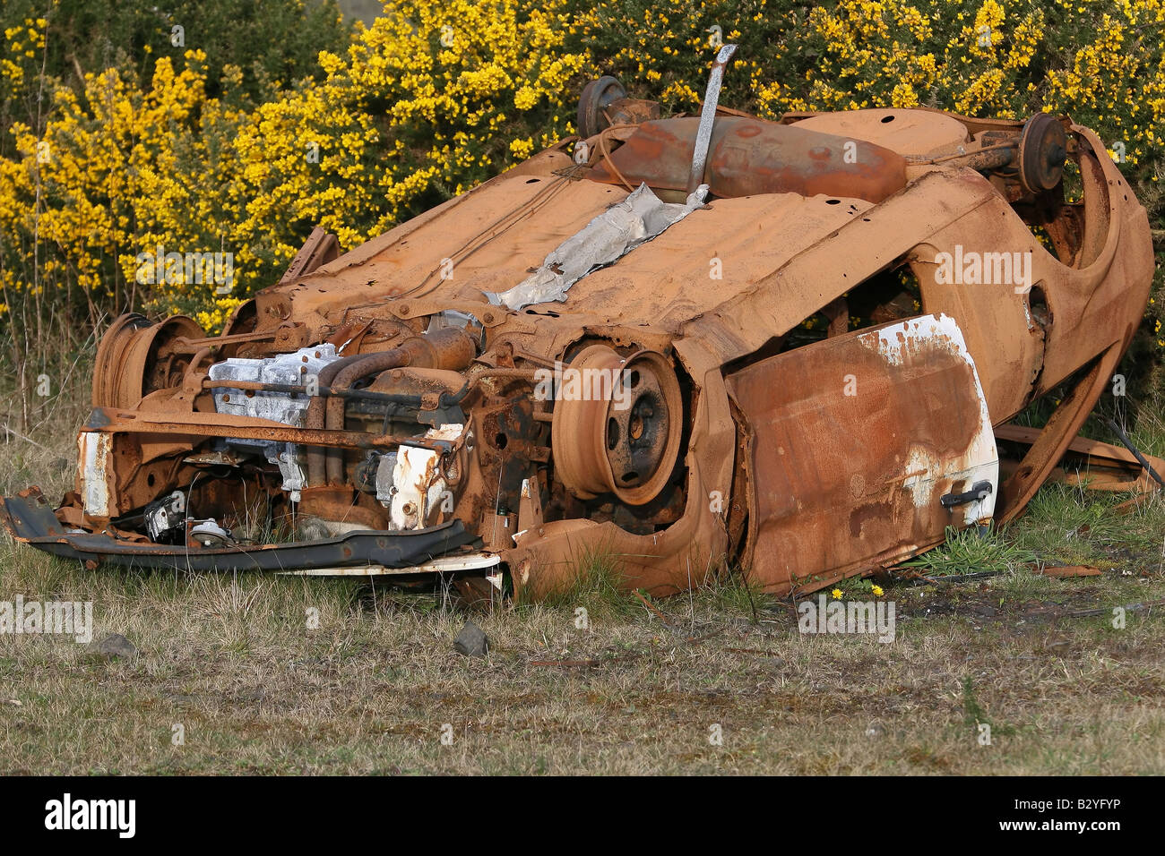 Scrap and rusted car burnt out car Stock Photo - Alamy