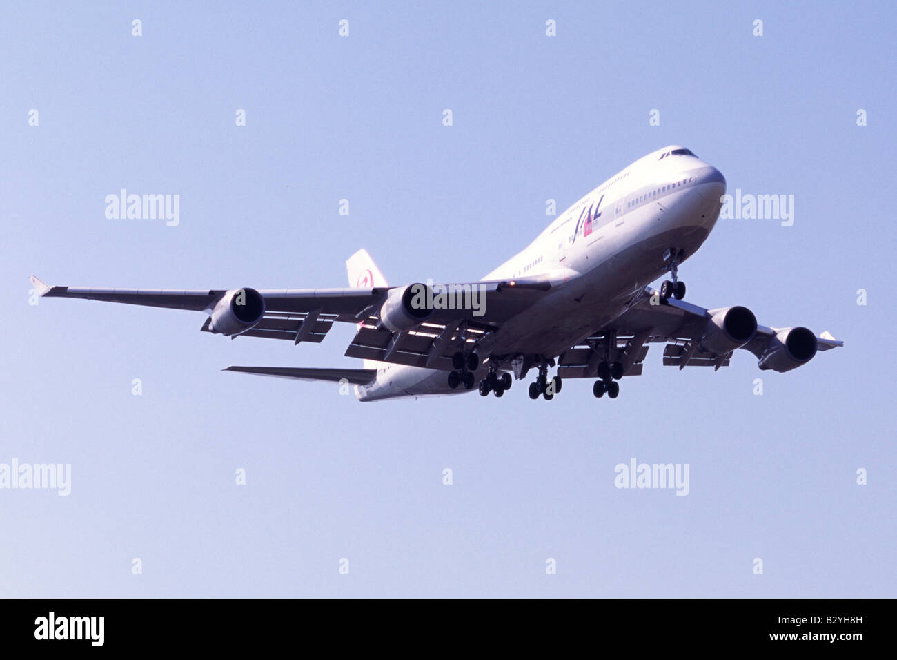 Boeing 747 operated by Japan Airlines on approach for landing at London ...