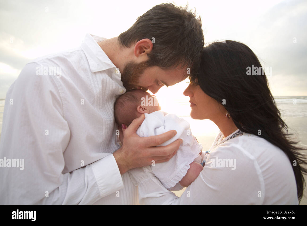 Вич семей. Пара с младенцем. Пара с новорожденным ребенком. Семейная пара с новорожденным ребенком. Семейная пара с ребенком на руках.