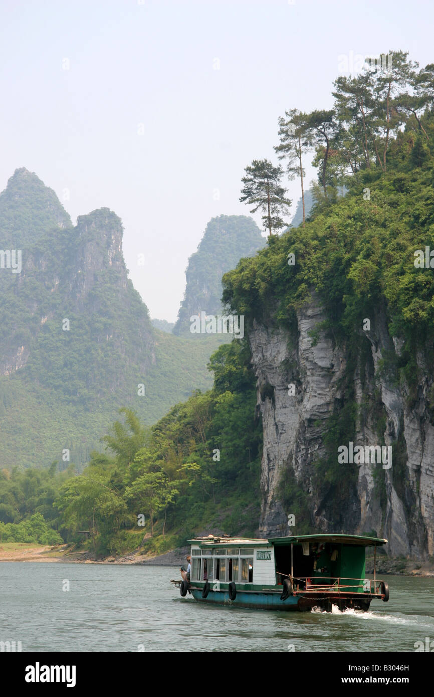 Li river karst boat hi-res stock photography and images - Alamy