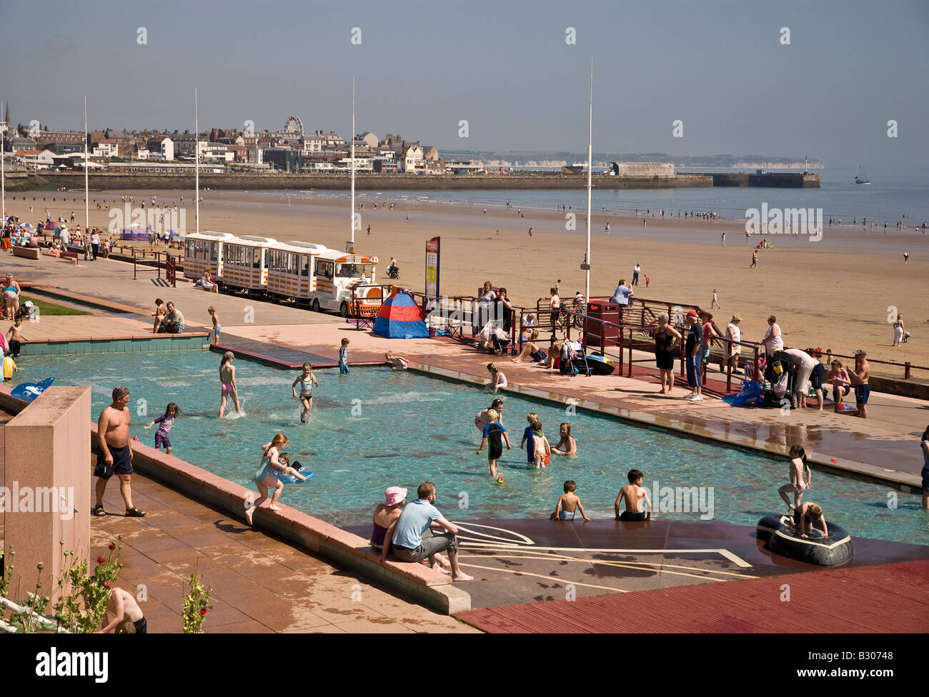Sea paddling pool hires stock photography and images Alamy