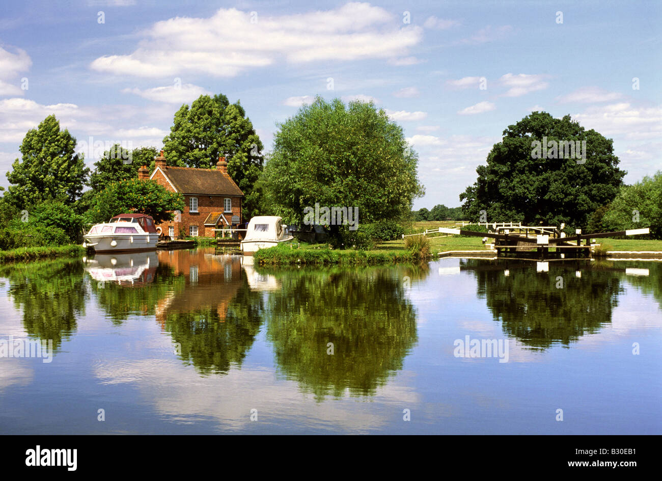 Papercourt lock and lock keeper's cottage, River Wey Navigation Surrey Stock Photo